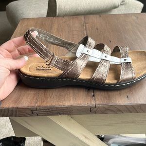 Clarks collection sandal size 8M.